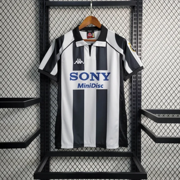 1997/1998 Retro Juventus Home Football Shirt